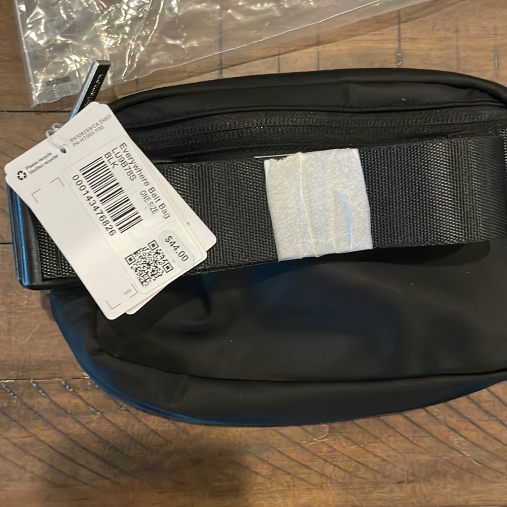 Black Lululemon Everywhere belt bag